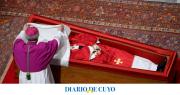 El reino del papa Francisco bajó el telón con el cierre del féretro