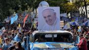 Misa, bombos y caravana: la despedida al Papa en Plaza de Mayo