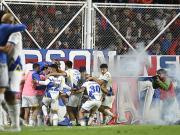 San Lorenzo y un instante que pudo terminar en tragedia: la hinchada arrojó dos bombas de estruendo a los jugadores de Rosario Central