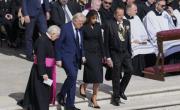Poderosos y humildes despidieron al denominado “Papa del pueblo”