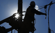 Chocó contra un poste y produjo un corte de luz en Plottier: a qué hora podría volver el servicio