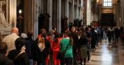 Miles de fieles rinden homenaje al papa Francisco en su sepulcro de Roma