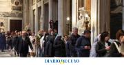 Miles de fieles visitan la tumba del papa Francisco en Roma