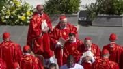 Un grupo de cardenales rindió homenaje y oró este domingo ante la tumba de Francisco