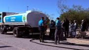 La Municipalidad de Mendoza envió camiones con agua a La Favorita y le reclamó a AYSAM