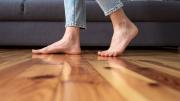¿Verdad de cocina o mito de abuela? Por qué es peligroso abrir la heladera descalzo
