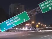 Violento choque en la General Paz: una camioneta impactó contra un cartel de señalización y lo derribó