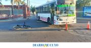 Una ciclista chocó contra un colectivo y terminó en hospital