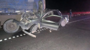Camioneta incrustada bajo acoplado en choque cerca de Madryn