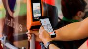 Más líneas de colectivos ya permiten el pago con tarjetas y celular
