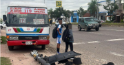Micro se sube a la acera y arrolla a un niño que bajaba de un vehículo junto a otros dos escolares