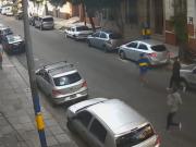 Video: así fue el violento robo piraña a dos turistas europeos que paseaban por La Boca
