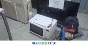 Delincuentes huyeron y un remisero quedó detenido con electrodomésticos y herramientas