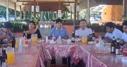 Evo se muestra en un restaurante y dirigente dice que de nuevo saldrá a los nueve departamentos