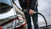 Shell y Axion se sumaron a YPF y bajaron el precio de sus combustibles en todo el país