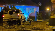 Camioneta choca contra una casa y provoca fuga de gas