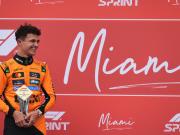 Lando Norris ganó una caótica y entretenida Sprint Race en Miami, donde McLaren sigue firme
