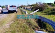 Milagro en la Autopista La Plata: un auto despistó, rompió el guardarraíl y terminó en la zanja