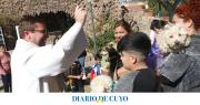 Las mascotas coparon el patio de la parroquia para recibir una bendición