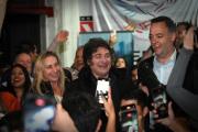Campaña electoral en las calles: Manuel Adorni y Javier Milei apuestan al contacto popular frente al desgaste del PRO