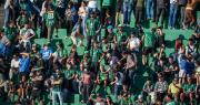 “Que se vayan todos ”: la furia de los hinchas verdinegros tras la derrota ante el “Tiburón”