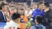Banderas y cánticos con cargadas: el duro reencuentro de Guillermo Barros Schelotto con River