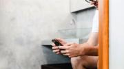Sorprendente estudio revela una grave consecuencia de usar el celular en el baño