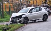 Impactante choque en City Bell: terminaron contra un poste