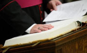 Los cardenales prestaron el Juramento de Secreto del Cónclave y el ex vocero de Bergoglio advierte: Saben poco”