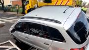 Barracas: un auto cayó dentro de un cráter