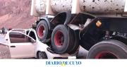 Mendoza: dos camiones chocaron, un auto quedó aplastado y hay dos personas muertas
