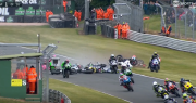 Tragedia en el Superbike británico por una gran caída: 9 pilotos heridos y dos fallecidos