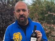 San Luis: un diputado de LLA hace campaña sorteando vinos y camisetas a cambio de votar el peor hecho de corrupción en la provincia