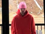 Justin Bieber preocupa a sus fans con nuevas publicaciones donde parece fumar en un bong