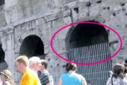 Italia: un turista quedó clavado en una reja del Coliseo tras treparla para obtener “una mejor vista”
