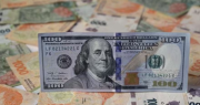 Mercado cambiario: el dólar oficial se hunde y repunta el riesgo país