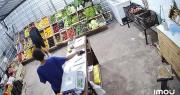 Video: aprovechó que un verdulero trabajaba, entró sigilosamente y le robó el celular