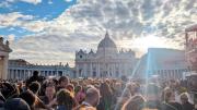 Más de 30.000 personas esperan la primera fumata en la plaza de San Pedro