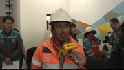Alcaldía paceña entrega kits alimenticios a obreros como reconocimiento a su labor