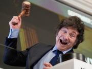 El riesgo país vuelve a perforar los 700 puntos y Javier Milei salió a festejar