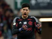 Balearon el auto del arquero Agustín Rossi en un intento de robo a los futbolistas de Flamengo en Río de Janeiro