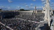 Más de 40.000 fieles aclamaron al nuevo Papa León XIV en la plaza de San Pedro