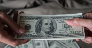 ¿Por qué el dólar se desplomó un 5% en solo un día y cuánto valdrá para fin de año según los expertos?
