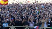 VIDEO. La reacción de los fieles en la plaza a la fumata blanca y las campanadas en la basílica San Pedro