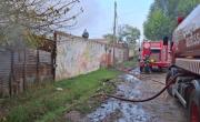 Susto y tensión por incendio en un aserradero de Berisso: trabajaron 6 dotaciones de bomberos