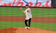 Junior Alvarado, ganador del Kentucky Derby, lanzó la primera bola en el Yankee Stadium