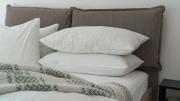 El poderoso truco de las tintorerías para quitar las manchas de la almohada y dejarlas como nuevas