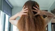 Dile adiós al frizz con esta mascarilla casera que te dejará el cabello hidratado y sano