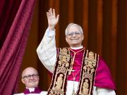 El papa León XIV y sus primeros gestos: cantó en la misa, hizo chistes sobre su firma y juega al tenis