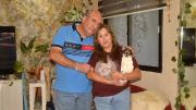 Almas gemelas: Claudia y Claudio nacieron el mismo día, en la casa de enfrente; novios desde los 15 y felices a los 52